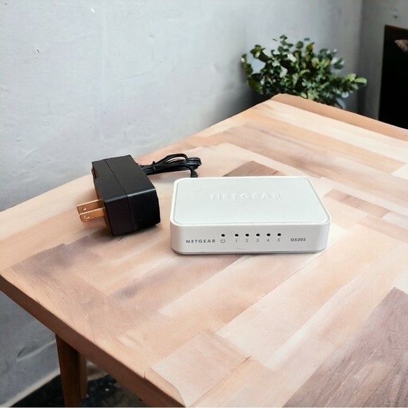 NETGEAR 5-Port Gigabit Ethernet Switch GS205 Compact Desktop Ethernet Splitter - Picture 1 of 5